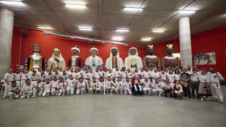 Integrantes de la comparsa de gigantes y cabezudos de pamplona, en la estación de autobuses justo antes de una salida en los sanfermines del año pasado
