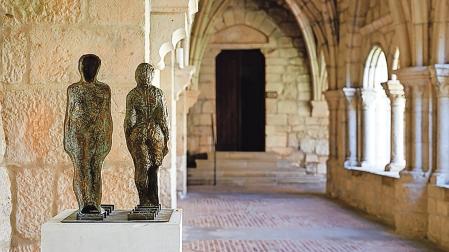 Las esculturas forman parte del silencio del monasterio