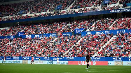 A: J.P. Urdíroz F: 02-11-2024 P: L: Pamplona. Estadio del Sadar. T: Fútbol. Liga EA Sports. Jornada 12. Partido Osasuna-Valladolid. PUBLICO EN GRADAS. AFICION.