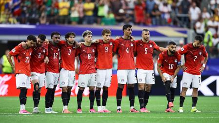 Los jugadores de Egipto, durante la tanda de penaltis contra Australia
