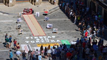 Foto de la manifestación de los activistas antitaurinos en Pamplona.