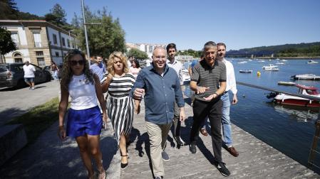 El secretario general del Partido Popular, Miguel Tellado (c), durante la visita que ha realizado este sábado al XVI Feirón Medieval dos Andrade de Pontedeume, donde ha estado acompañado por el candidato del partido en la localidad y ex árbitro de Primera División, Ignacio Iglesias Villanueva (d).