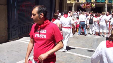 Mario Conella Zemmeri en los Sanfermines de 2008 pasando por la calle Nueva
