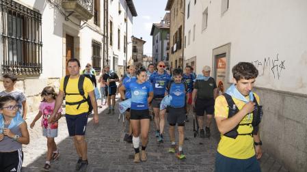 Salida del primer grupo de participantes en el reto solidario desde Alsasua hasta la Cruz de Bargagain en la ascensión a Urbasa.