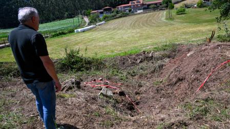 Un hombre observa el lugar donde un espectador de 38 años del Rallysprint Carreño, celebrado en Asturias, ha fallecido este sábado tras ser atropellado por uno de los coches que participaba en la prueba deportiva, cuyo piloto y copiloto han resultado heridos.