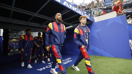 Víctor Muñoz, junto a Borja Iglesias, en los momentos previos del España-Austria del Mundial