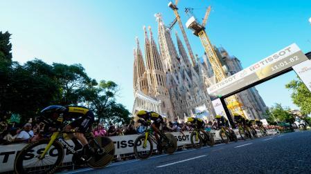 Ciclistas del equipo Visma | Lease a Bike durante la primera etapa del Tour de Francia, una contrarreloj por equipos de 19,6 kilómetros este sábado en Barcelona