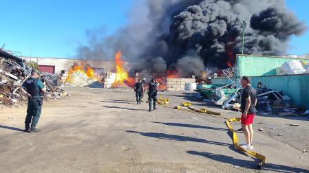 Fotos del incendio en una empresa de reciclaje de residuos de Cintruénigo