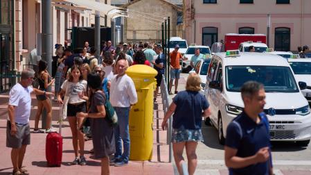 Turistas que llegan a la estación de tren para San Fermín