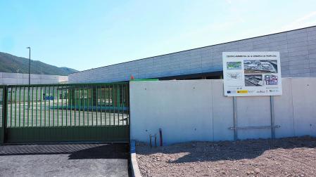 Vista del acceso a las instalaciones del centro de tratamiento de residuos construido en la Ciudad del Transporte, en el Valle de Elorz