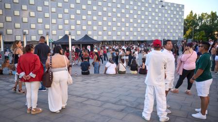 Varias personas esperando a entrar al concierto