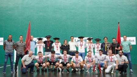 El podio final del Interpueblos de Navarra Absoluto con los campeones y subcampeones en el frontón Labrit