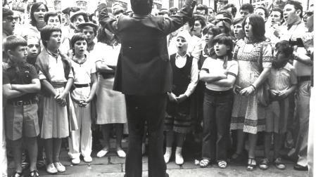 Joaquín Madurga dirige a la coral Santiago el 7 de julio de 1977.