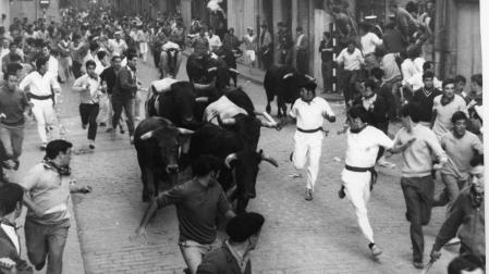 Imagen de un encierro en 1969, al final de la calle Estafeta.