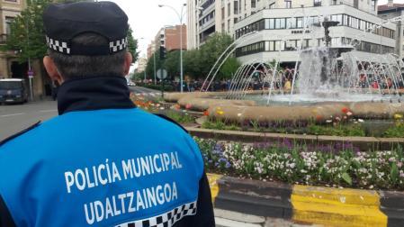 Policía Municipal en la plaza de Merindades