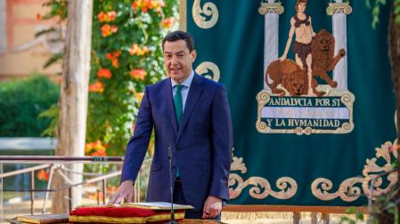 El líder del PP-A, Juanma Moreno, pronuncia la fórmula de juramento de su cargo para tomar posesión por tercera vez como presidente de la Junta