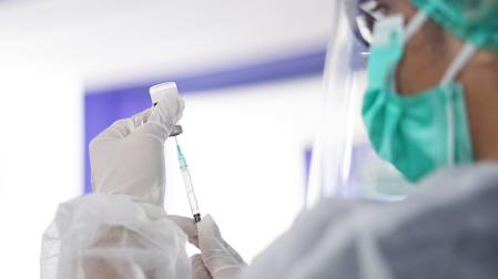 Un sanitario, preparando una inyección