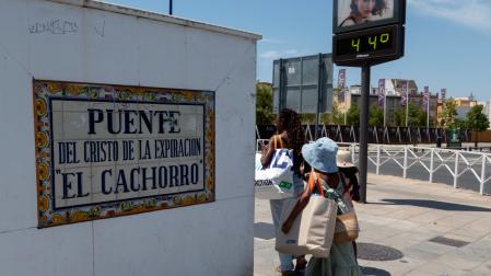 Un termómetro marca 44º en el conocido puente de 'El Cachorro', en Sevilla donde este domingo las temperaturas han superado los 40º