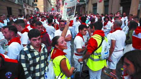 Una vendedora de Diario de Navarra, en la Cuesta de Santo Domingo