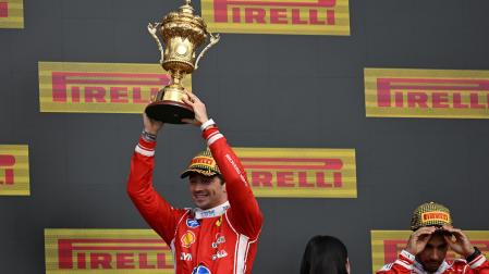 Charles Leclerc celebra su victoria en Silverstone junto a su compañero Lewis Hamilton, tercer clasificado