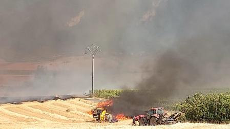 Calcinada la pala excavadora de un joven que colaboraba con la extinción del incendio de Imárcoain