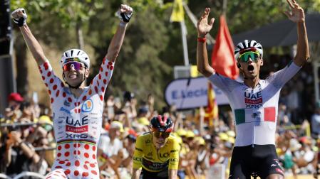 Isaac del Toro celebra su victoria en Montjuic y el doblete del equipo UAE. Detrás, cuarto en la etapa, el aún líder Jonas Vingegaard