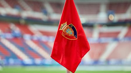 Un banderín con el escudo antiguo de Osasuna en El Sadar con motivo de la jornada retro de la pasada campaña