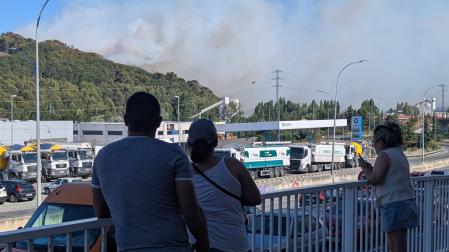 Los vecinos de Beriáin observan con tristeza el incendio en el pinar