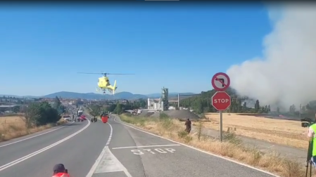 Vídeo de un helicóptero aterrizando sobre la N-121 durante el incendio en Imárcoain