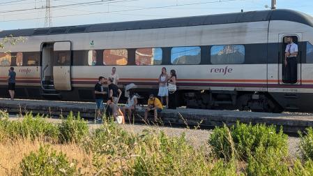 Pasajeros de un tren detenido en el Carrascal debido al incendio de Imárcoain