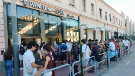 Estación de tren de Pamplona repleta de pasajeros tras el incendio de Imárcoain