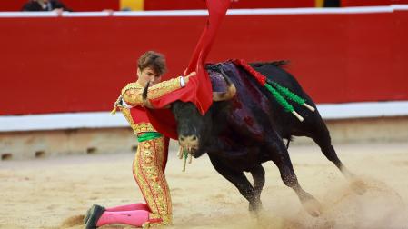 Ayudado por alto de rodillas de Álvaro Serrano al quinto novillo, que le cortó una oreja