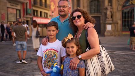 Juan Espinosa Valverde, con sus padres, Juan Antonio y Margarita, y su hermana Asunción, este 5 de julio por la tarde en la plaza del Ayuntamiento de Pamplona.