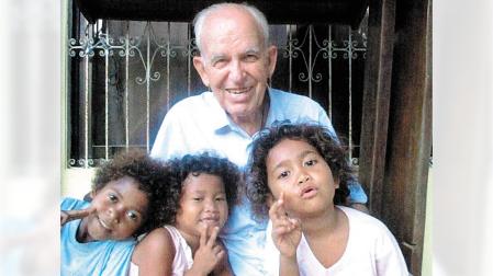 El misionero Jesús Lacarra, nacido en Funes, junto a tres jóvenes