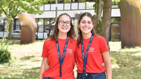 Las navarras Miriam Balibrea, del Colegio Miravalles-El Redín, y Lola Moratinos, del IES Navarro Villoslada.