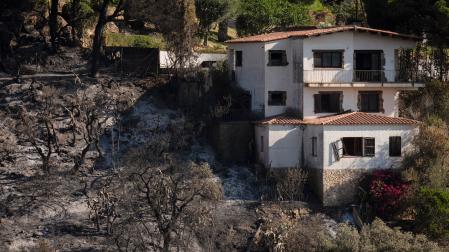 Vivienda alcanzada por el incendio en la localidad de Calonge (Girona)