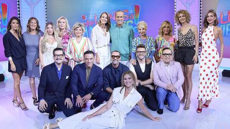 Foto de familia de los presentadores y colaboradores del magazine 'De lunes a viernes'