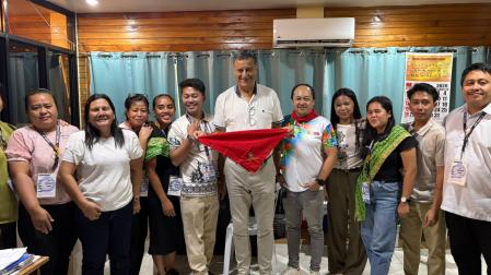 Javier Trigo, en el centro, con un grupo de filipinos en la ciudad de Pamplona (Negros Oriental, Filipinas), con el pañuelo rojo