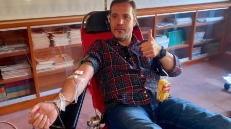 Ignacio Prieto Martínez donando sangre en el colegio de sus hijas