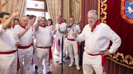 Pradales, a la izquierda, durante el brindis de Asiron tras el chupinazo