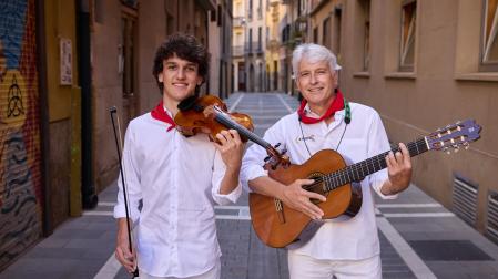 El violinista Mateo Purroy Fernández y el guitarrista Fernando Purroy Sanz sujetan sus instrumentos en las inmediaciones de la Cofradía Musical de San Saturnino