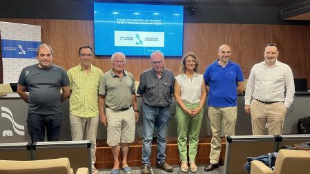 Representantes de Mancomunidad de Montejurra, de la empresa que ha realizado el estudio y asistentes a la presentación posan en el salón de actos de la entidad.
