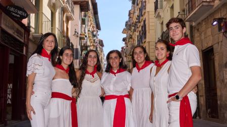 De izda. a dcha.; Arantxa Irigoyen (acordeonista que les acompaña), Beatriz Ciriza, Myriam Ciriza, Merche Bretos, Cecilia Ciriza, Marta Ciriza y José Miguel Ciriza, en la calle Mayor.