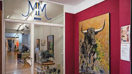 Le Parisien, lienzo de Toro Tribal pintado en París, en la entrada de la galería