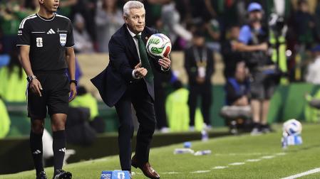 El seleccionador de México Javier Aguirre atrapa un balón durante el partido de los octavos de final del Mundial de la FIFA 2026 entre México e Inglaterra