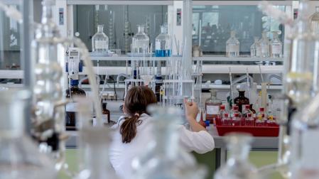 Una investigadora trabaja en el laboratorio