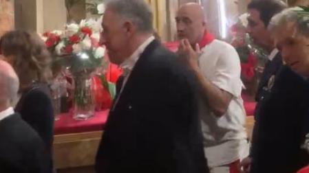 Como es ya habitual, el alcalde, Joseba Asiron, y los concejales de EH Bildu han entrado con la comitiva hasta la sacristía de la iglesia de San Lorenzo. Minutos después han abandonado el lugar por la puerta trasera. Los concejales de UPN, PSN, PP y Geroa Bai ocupan un lugar preferente en la capilla de San Fermín.
