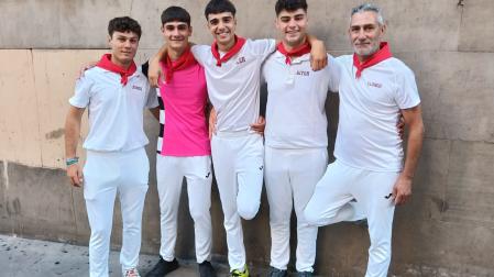 Vicent Ferrandis Baviera, a la derecha, con su hijo y el grupo de amigos que vienen desde Paiporta a correr el encierro.