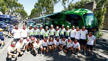 Los componentes del Caja Rural-RGA en su primer Tour y con el pañuelico rojo en San Fermín.