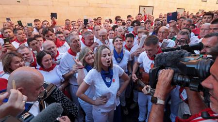 Haizea Mayo Lizarraga, 19 años, cantando la jota a San Fermín en la hornacina de Santo Domingo, este 7 de julio de 2026.